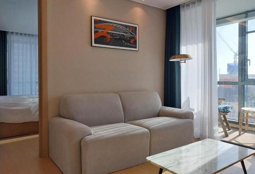 اتاق لوکس با بالکن و چشم‌انداز دریا, The Solid Residence   Elbon The Stay By Haeundae