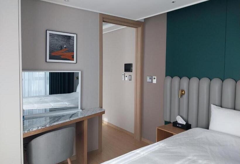 اتاق لوکس با بالکن و چشم‌انداز دریا, The Solid Residence   Elbon The Stay By Haeundae