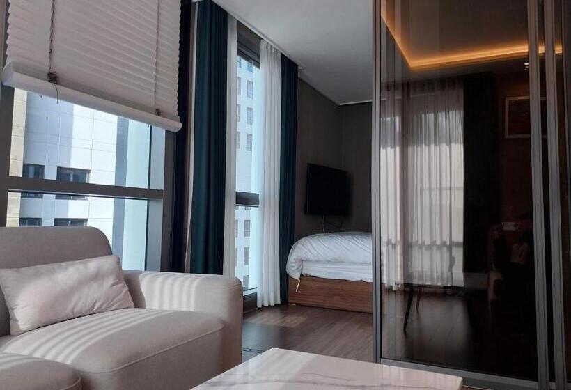 اتاق لوکس با بالکن, The Solid Residence   Elbon The Stay By Haeundae