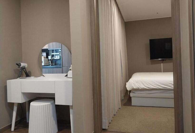 اتاق استاندارد با بالکن و چشم‌انداز دریا, The Solid Residence   Elbon The Stay By Haeundae