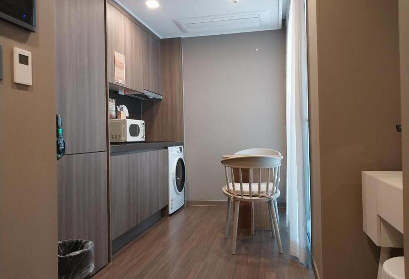 اتاق استاندارد با بالکن و چشم‌انداز دریا, The Solid Residence   Elbon The Stay By Haeundae