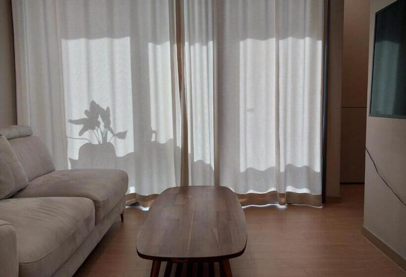 اتاق لوکس با بالکن و چشم‌انداز دریا, The Solid Residence   Elbon The Stay By Haeundae