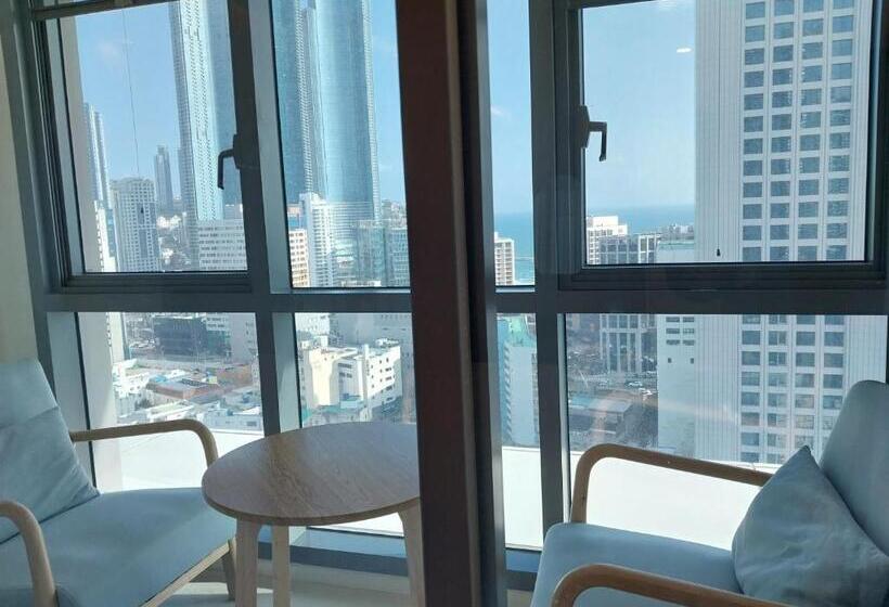 اتاق لوکس با بالکن و چشم‌انداز دریا, The Solid Residence   Elbon The Stay By Haeundae