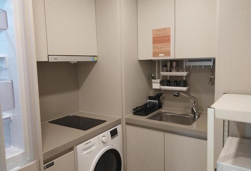 اتاق لوکس با بالکن و چشم‌انداز دریا, The Solid Residence   Elbon The Stay By Haeundae