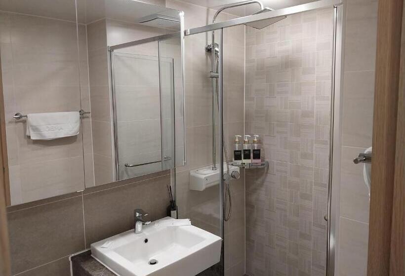 اتاق لوکس با بالکن و چشم‌انداز دریا, The Solid Residence   Elbon The Stay By Haeundae