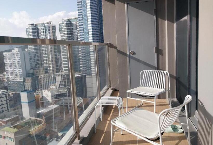 اتاق لوکس با بالکن و چشم‌انداز دریا, The Solid Residence   Elbon The Stay By Haeundae