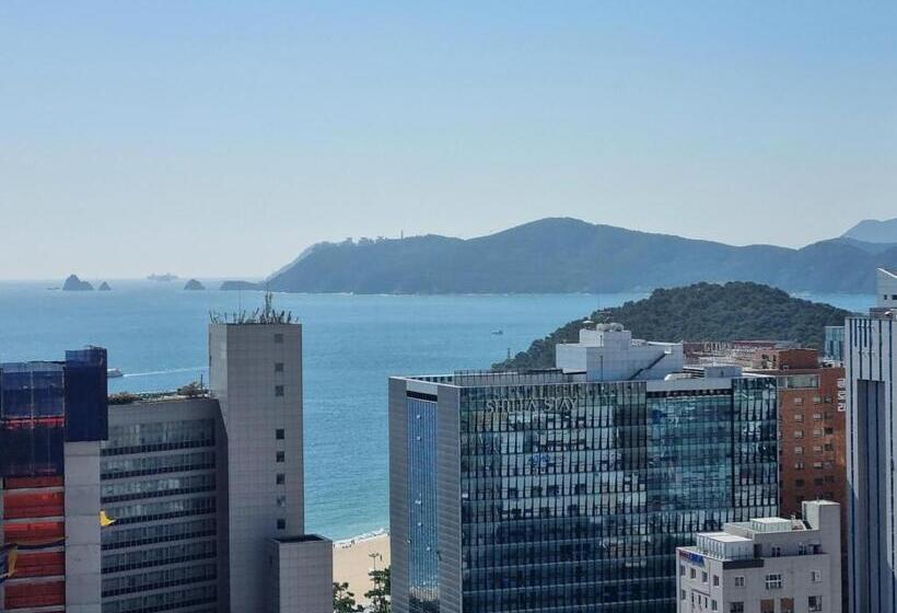 اتاق لوکس با بالکن و چشم‌انداز دریا, The Solid Residence   Elbon The Stay By Haeundae