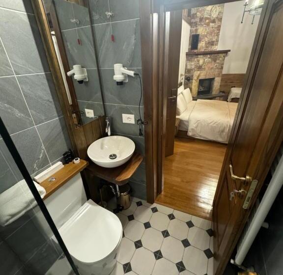 Номер Стандарт Трехместный, Ambassador Voskopojë