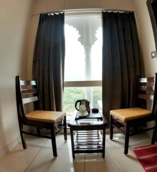 キングサイズベッドのスタンダードルーム, Maanvad Garh   V One Pride By Noww Hotels