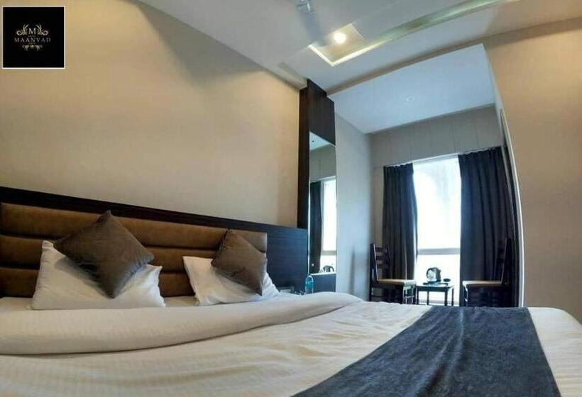 キングサイズベッドのスタンダードルーム, Maanvad Garh   V One Pride By Noww Hotels