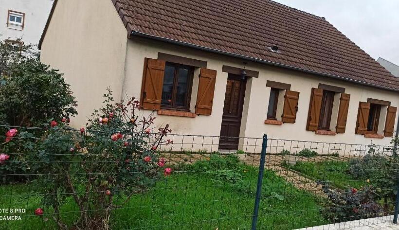 Номер Стандарт Трехместный, Etablissement Commun Avec Chambre Privé Tranquille Avec Jardin A 10 Min A Pied De La Gare De Fleury