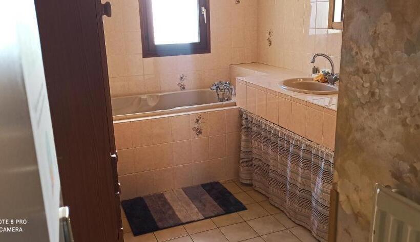 Standard 3 Pers. Værelse, Etablissement Commun Avec Chambre Privé Tranquille Avec Jardin A 10 Min A Pied De La Gare De Fleury