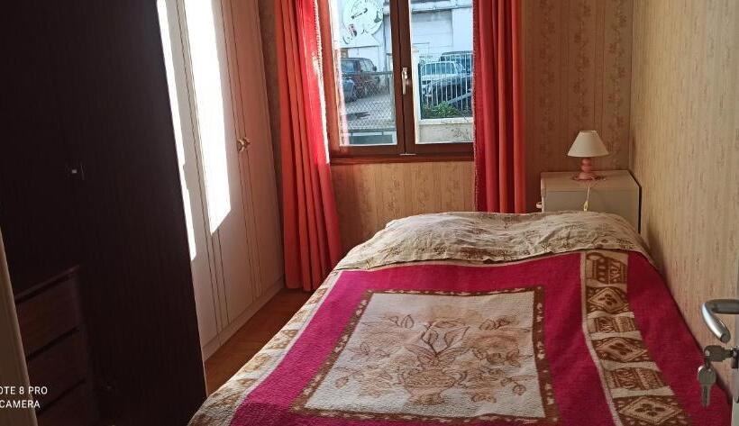 Номер Стандарт, Etablissement Commun Avec Chambre Privé Tranquille Avec Jardin A 10 Min A Pied De La Gare De Fleury