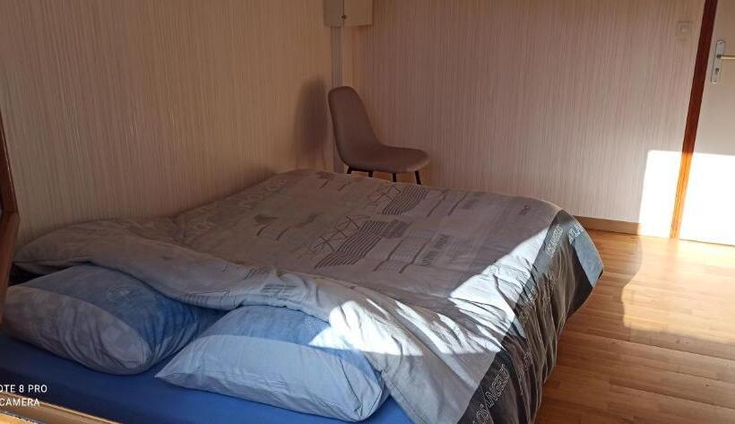 Номер Стандарт, Etablissement Commun Avec Chambre Privé Tranquille Avec Jardin A 10 Min A Pied De La Gare De Fleury