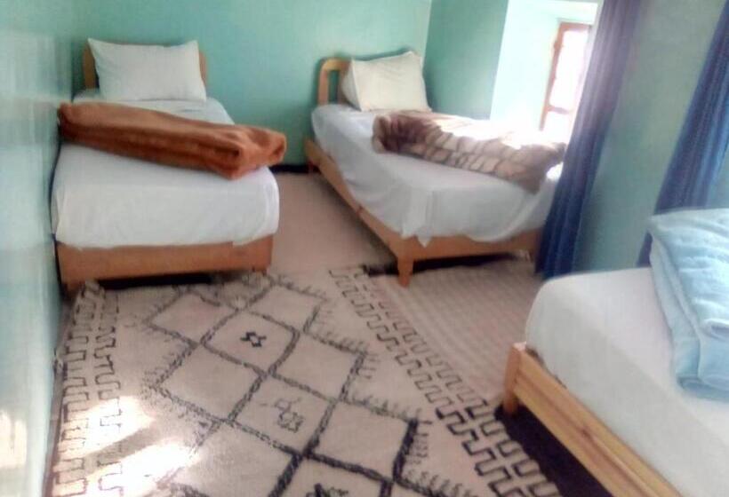 اتاق استاندارد سه تخته با چشم‌انداز باغ, Gite Tamounte