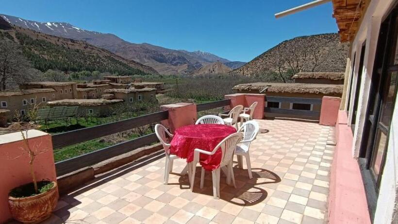 Standaard Driepersoonskamer met Terras, Gite Tamounte