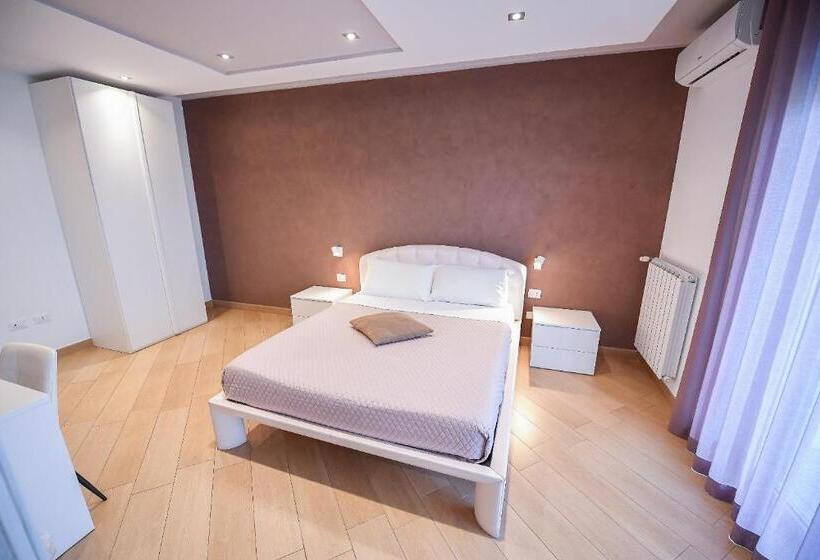 اتاق لوکس با تخت بزرگ, Karol Bari Airport