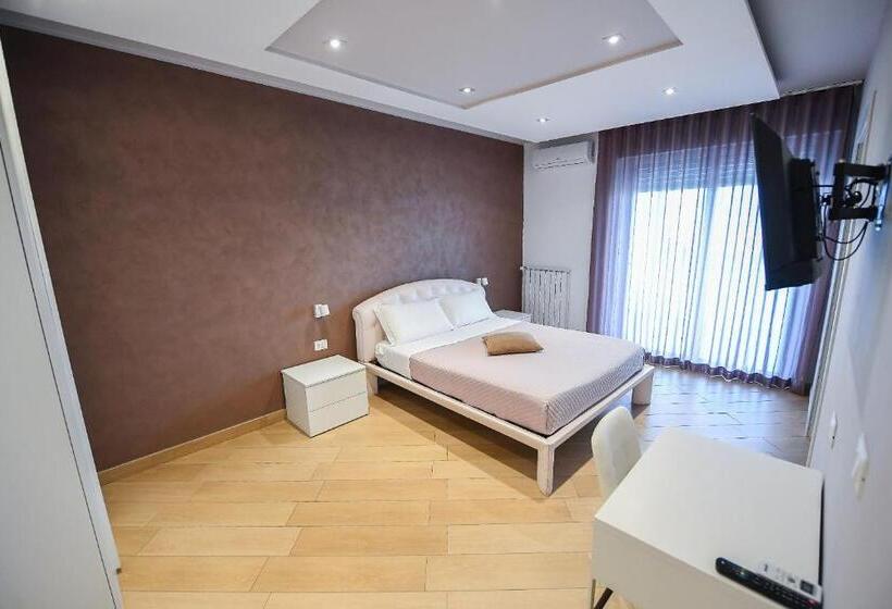 اتاق لوکس با تخت بزرگ, Karol Bari Airport