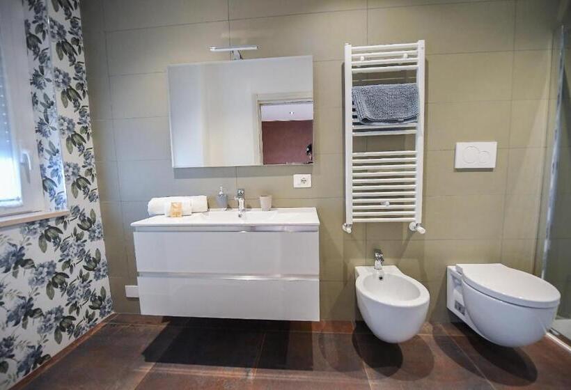 اتاق لوکس با تخت بزرگ, Karol Bari Airport