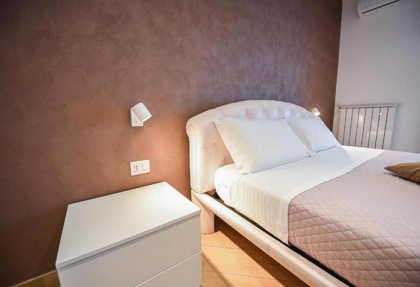 اتاق لوکس با تخت بزرگ, Karol Bari Airport