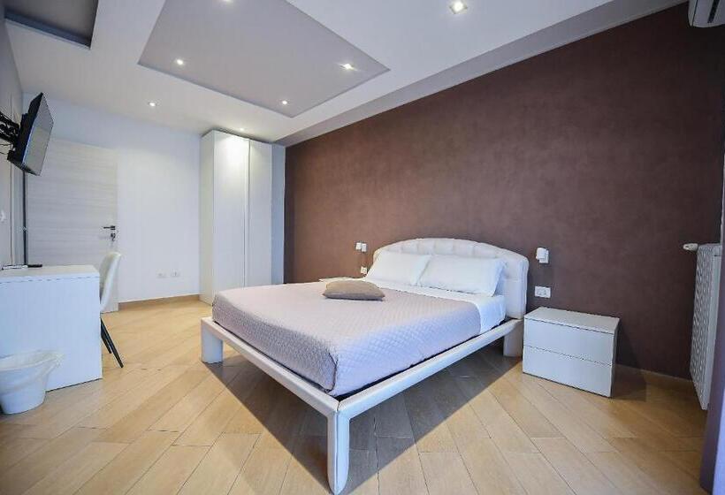 اتاق لوکس با تخت بزرگ, Karol Bari Airport