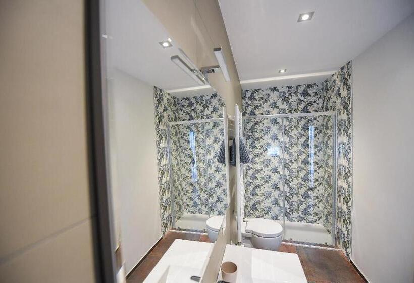 اتاق لوکس با تخت بزرگ, Karol Bari Airport