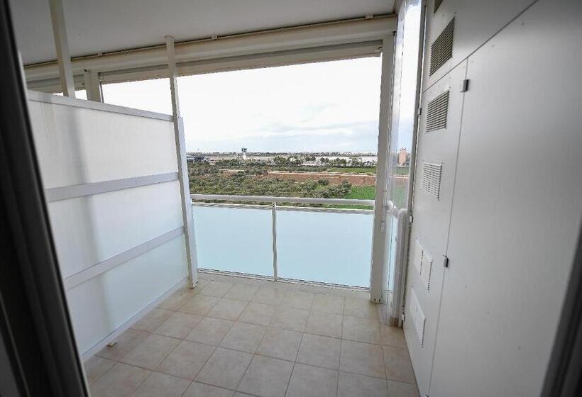 اتاق سوپریور با تخت بزرگ, Karol Bari Airport