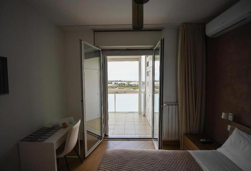 اتاق سوپریور با تخت بزرگ, Karol Bari Airport