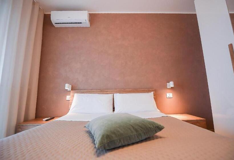 اتاق سوپریور با تخت بزرگ, Karol Bari Airport