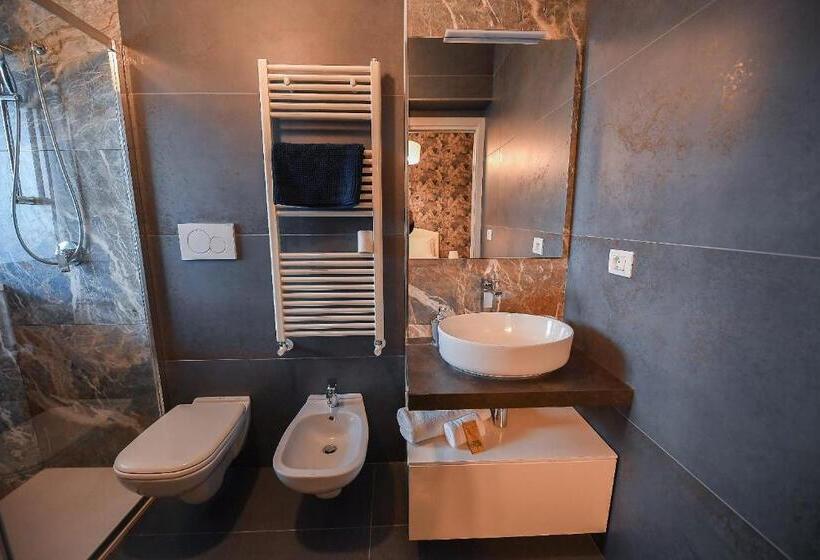 اتاق استاندارد با تخت بزرگ, Karol Bari Airport