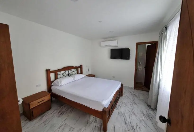 デラックスルーム, Antonella Plaza