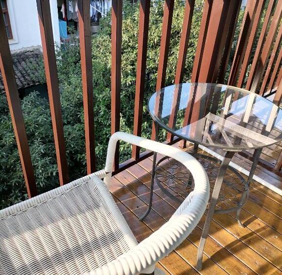 חדר סטנדרט יחיד עם מרפסת, Lazzy Inn