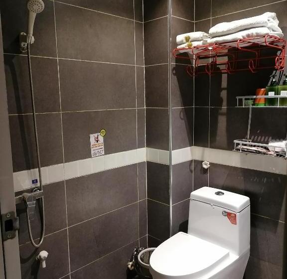 חדר דלוקס, Lazzy Inn