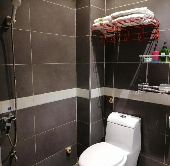 חדר דלוקס, Lazzy Inn