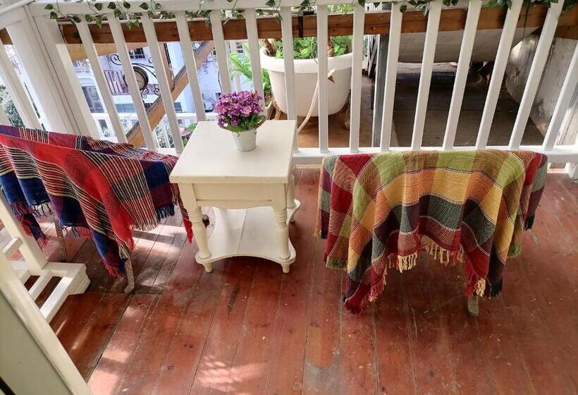 חדר דופלקס, Lazzy Inn