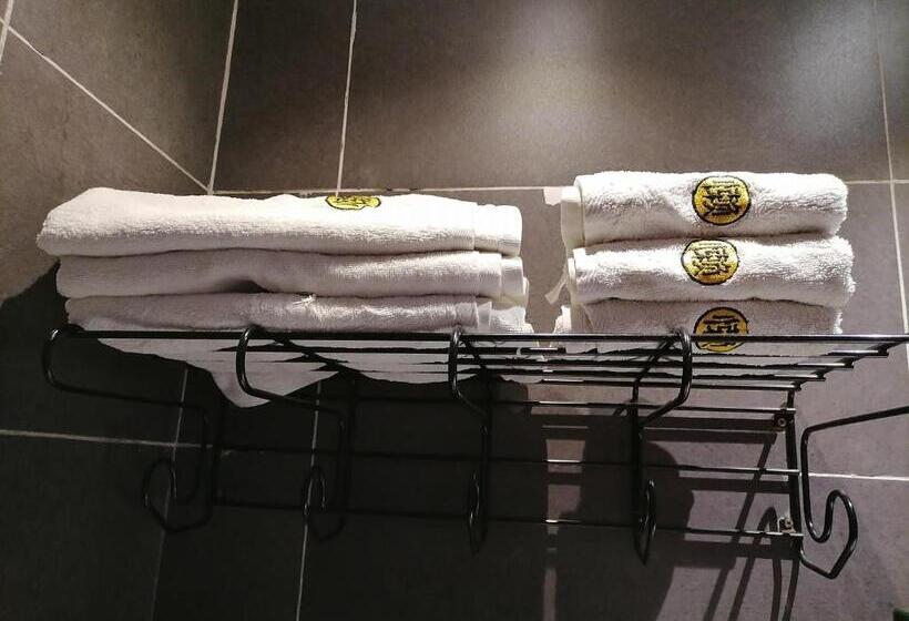 חדר דופלקס, Lazzy Inn