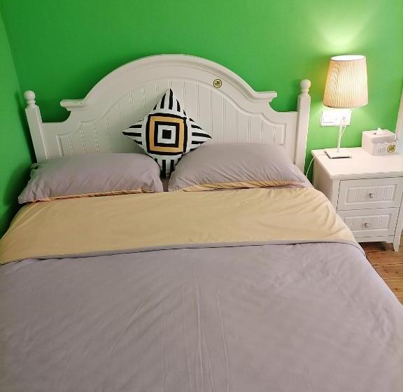 חדר דופלקס, Lazzy Inn