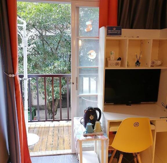 חדר סטנדרט יחיד עם מרפסת, Lazzy Inn