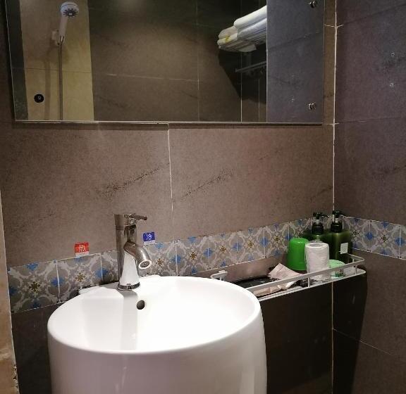 חדר סטנדרט יחיד עם מרפסת, Lazzy Inn