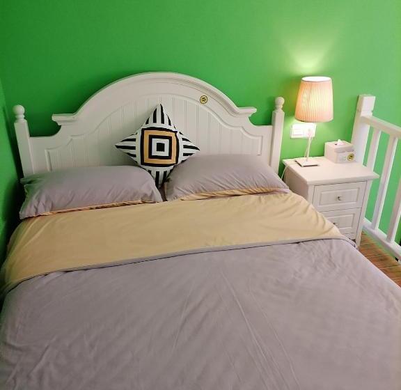 חדר דופלקס, Lazzy Inn