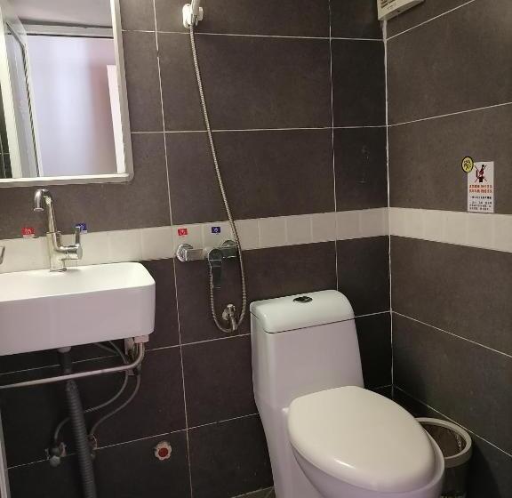 חדר דופלקס, Lazzy Inn