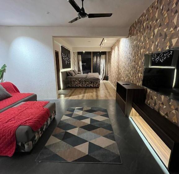 Superior Room King Size Bed, Treeleaf Icon By Treeleafhomestays