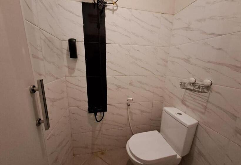 غرفة ديلوكس, Capital O 93345 The Saka Guest House Syariah