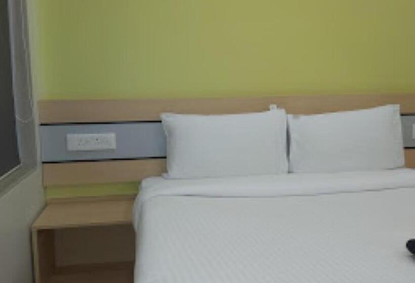 Номер Deluxe, City Centre Latur   Lodging & Restaurant Latur