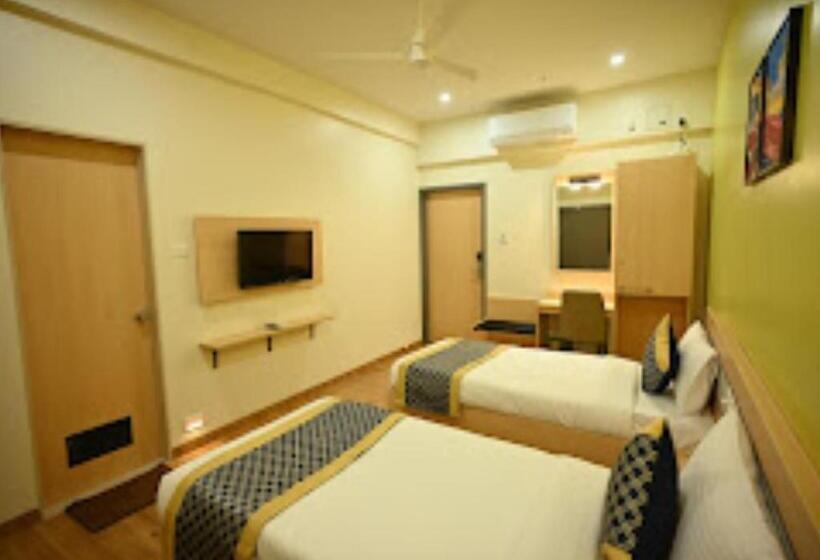 חדר דחוקס עם מיטת קינג, City Centre Latur   Lodging & Restaurant Latur