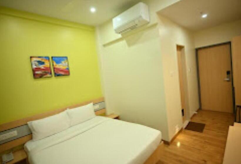 חדר דחוקס עם מיטת קינג, City Centre Latur   Lodging & Restaurant Latur