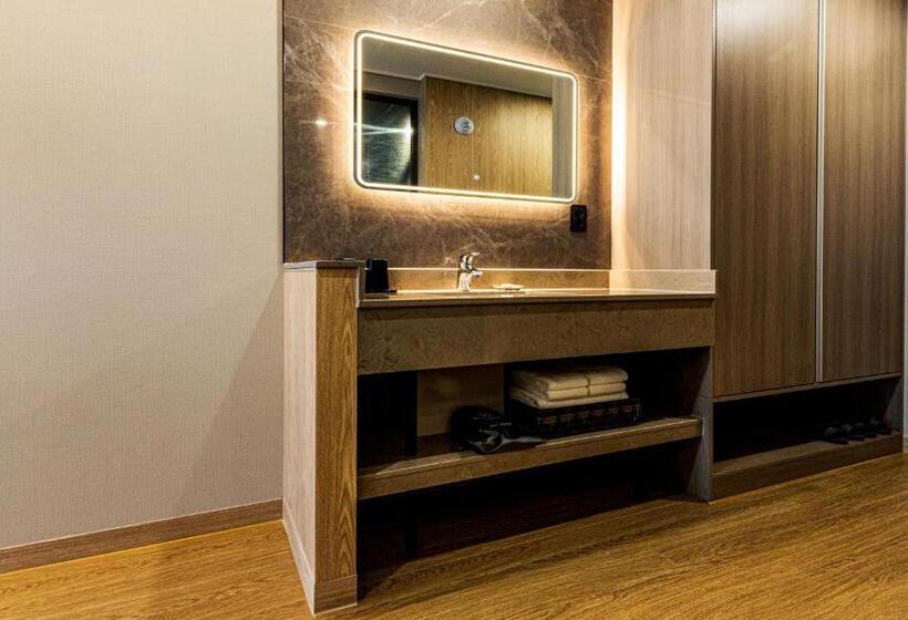 Quarto Premium, Jeju Bolton