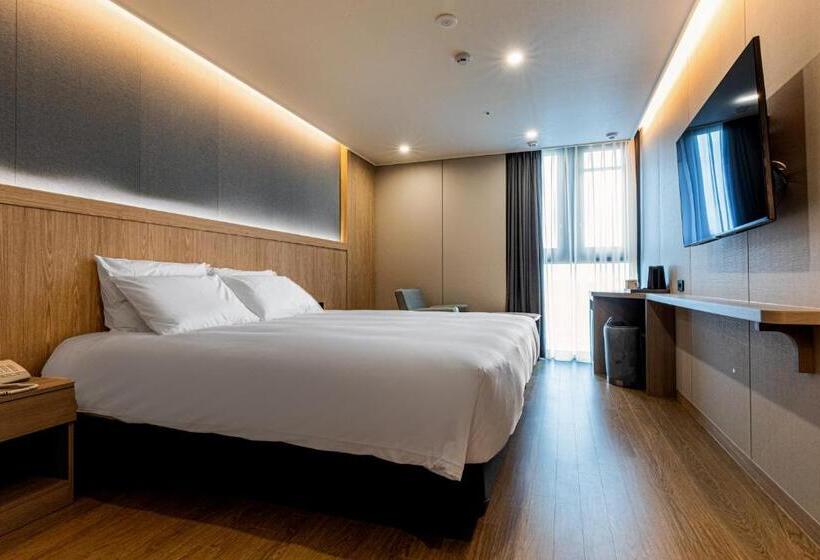 Quarto Premium, Jeju Bolton
