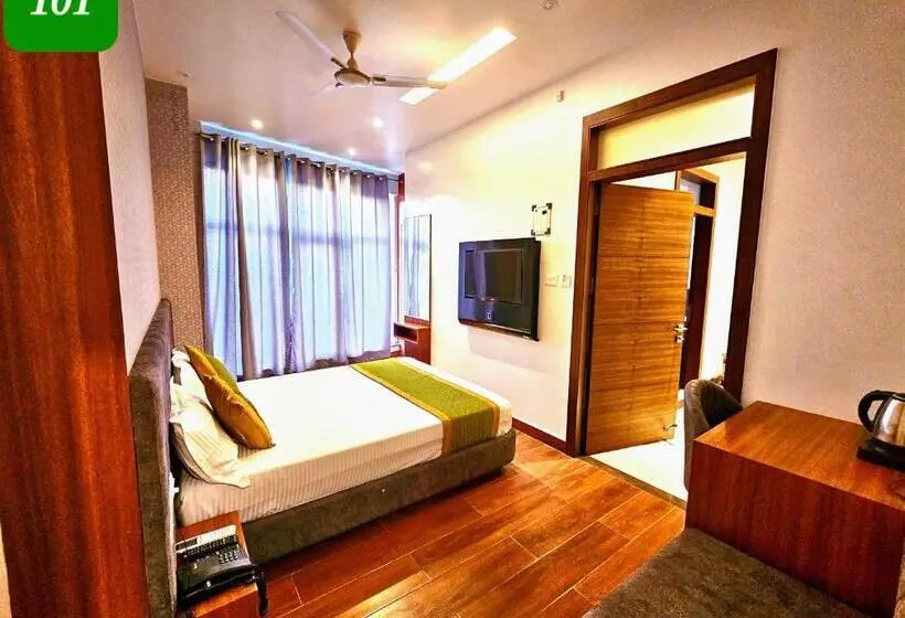 デラックスファミリールーム, Sharda Dinings Gorakhpur