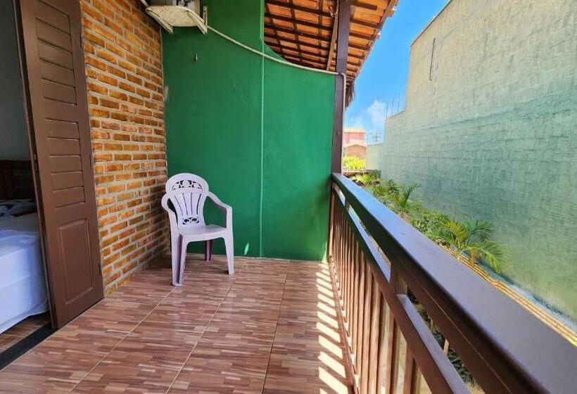 חדר סטנדרט לשלושה עם מרפסת, Suítes Green Village Flecheiras